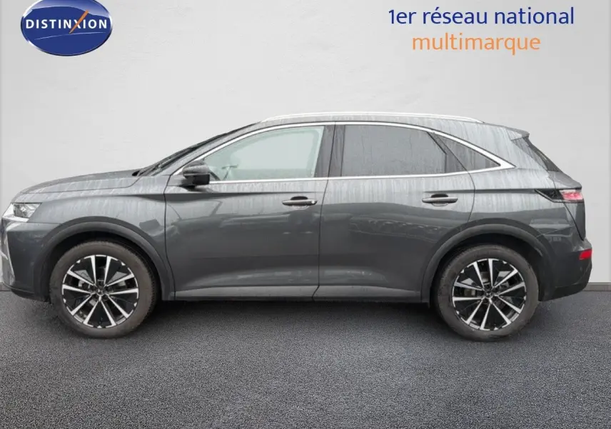 Profil côté gauche du SUV DS7 gris titane métal 2024 avec jantes alliage bicolores et lignes épurées.