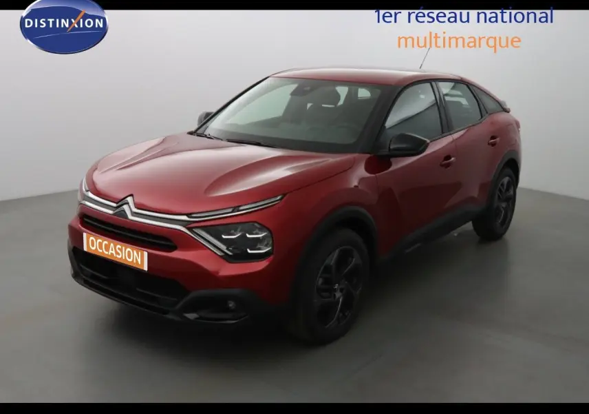 Citroën C4 rouge Elixir Metal vue 3/4 avant droit dans un studio, jantes noires et calandre distinctive.