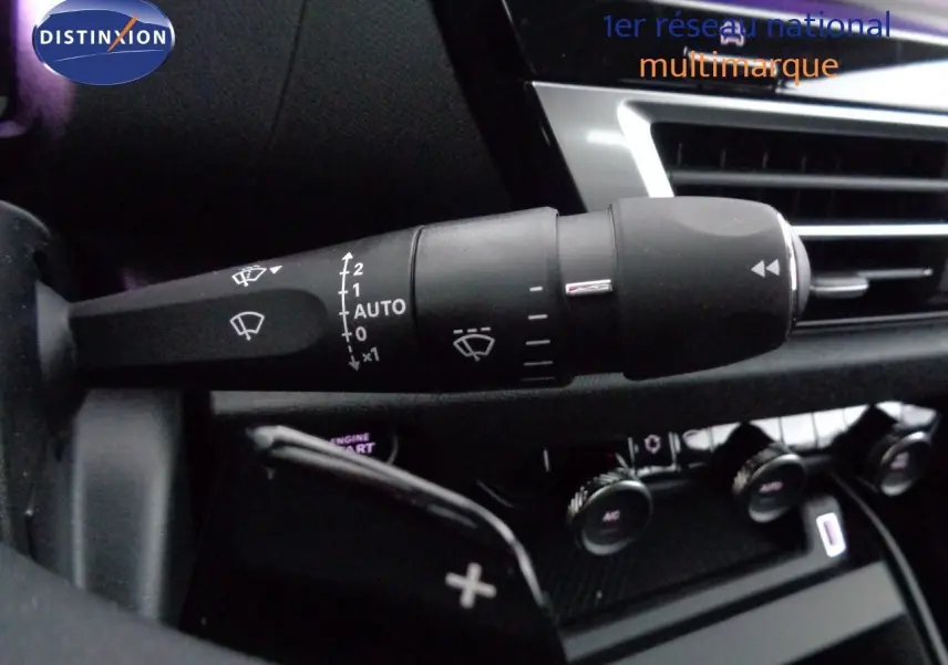 Gros plan sur la commande d’essuie-glace à gauche du volant dans l’habitacle d’une Citroën C4 rouge Elixir Metal 2023.