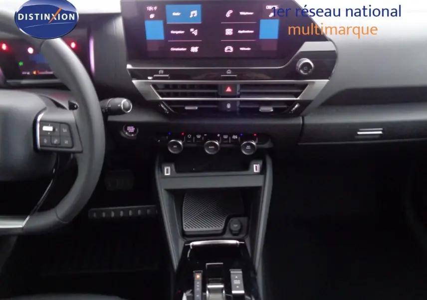 Vue intérieure du tableau de bord et console centrale de la Citroën C4 2023 avec écran tactile et commandes digitales.
