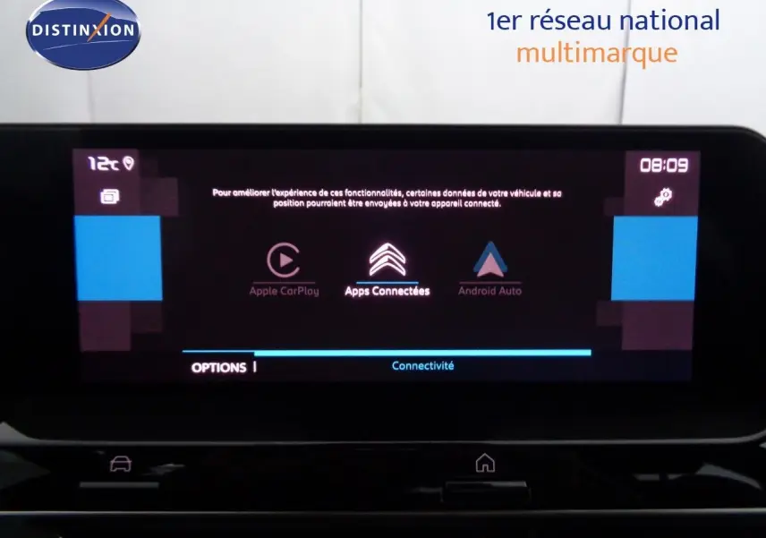 Écran tactile central de la Citroën C4 2023 affichant les options Apple CarPlay, Apps Connectées et Android Auto.