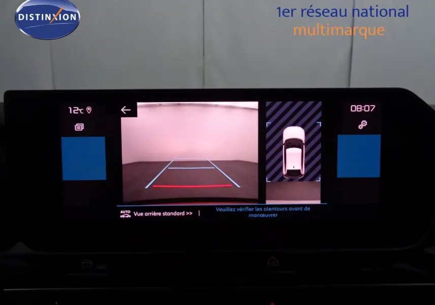 Écran de la caméra de recul et vue 360° de la Citroën C4 rouge Elixir Metal, affichage intérieur numérique.
