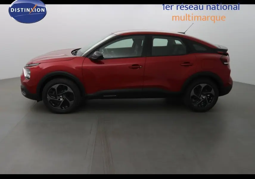 Vue de profil côté gauche d'une Citroën C4 rouge Elixir Metal 2023 avec jantes noires et toit noir contrasté.