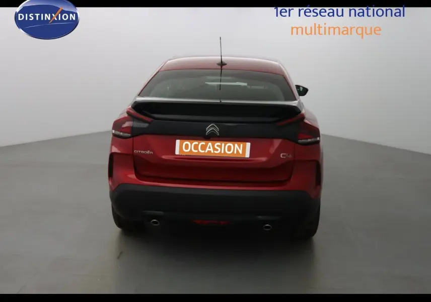 Vue arrière d'une Citroën C4 rouge Elixir Metal avec feux LED et double sortie d'échappement visible.