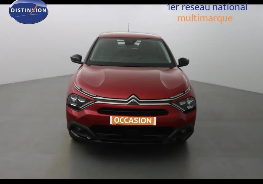Vue frontale d'une Citroën C4 rouge Elixir Metal 2023 avec calandre distinctive et phares LED modernes.