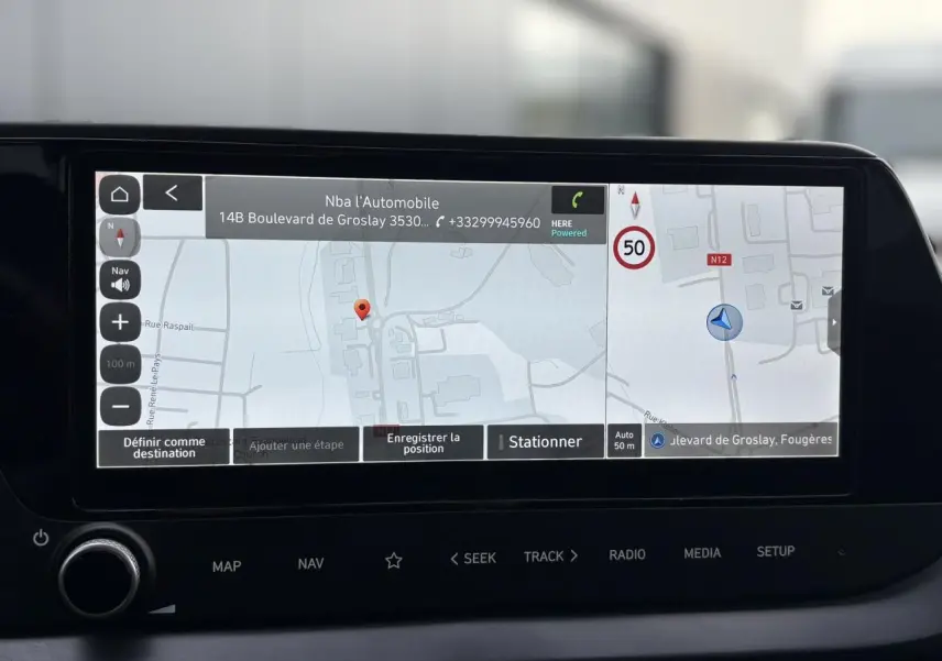 Écran tactile GPS couleur de la Hyundai i20 2025 affichant une carte avec options de navigation.