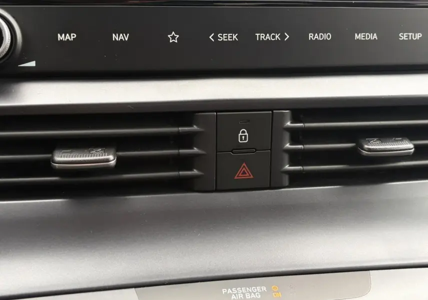 Détail du tableau de bord de la Hyundai i20 2025, montrant les aérateurs centraux et les boutons de verrouillage et warning.