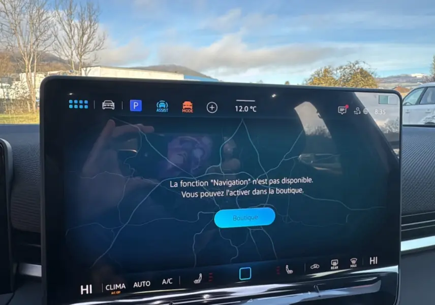 Écran tactile central du Volkswagen T-Roc 2026 affichant un message d'activation de navigation, intérieur moderne.