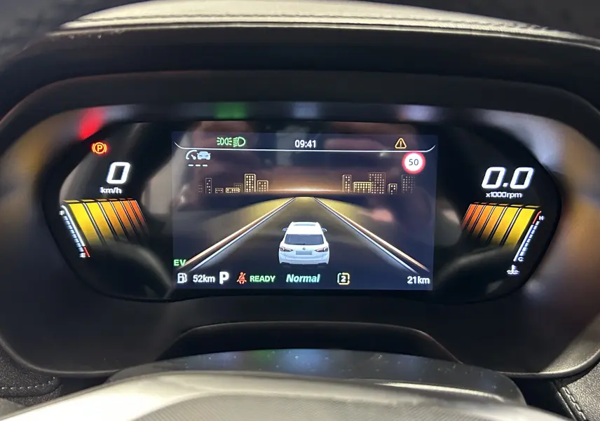 Tableau de bord numérique du MG ZS Hybrid+ 2025 affichant la conduite assistée et l'autonomie restante.