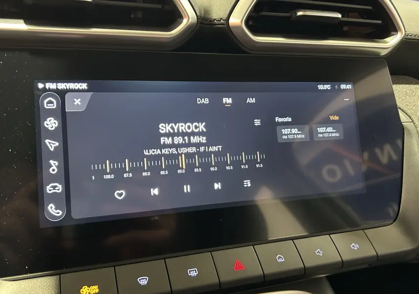 Écran tactile central du MG ZS Hybrid+ 2025 en Hampstead Grey, affichant la radio FM Skyrock à 89,1 MHz.