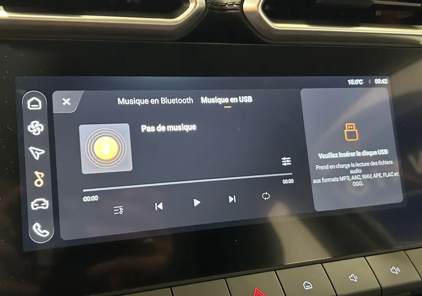 Écran tactile central du MG ZS Hybrid+ 2025 affichant le menu musique USB, avec interface noire et icônes blanches.