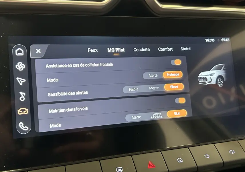 Écran tactile intérieur du MG ZS Hybrid+ 2025 montrant les réglages d'assistance à la conduite, vue rapprochée.