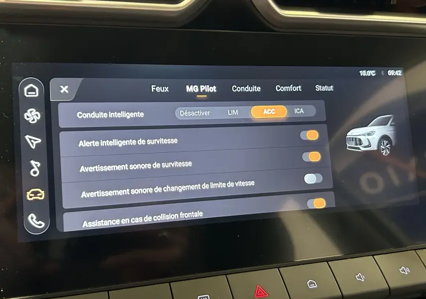 Écran tactile intérieur du MG ZS Hybrid+ 2025 montrant les réglages du système d’aide à la conduite.