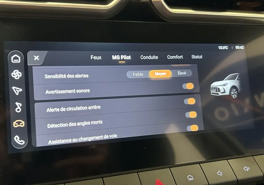 Écran tactile intérieur affichant les réglages MG Pilot avec illustration latérale droite d’un MG ZS gris Hampstead.