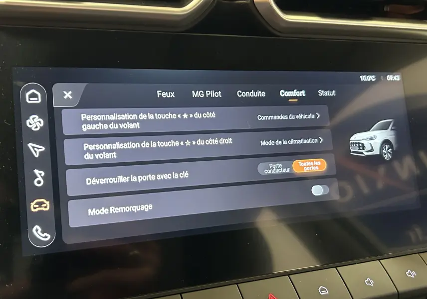 Écran tactile intérieur du MG ZS Hybrid+ 2025 affichant les réglages de confort avec illustration du véhicule blanc côté droit.