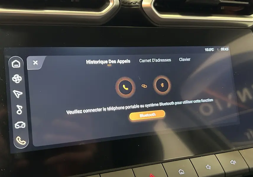Écran tactile central du MG ZS Hybrid+ 2025 affichant le menu Bluetooth avec options d'appels et connexion.