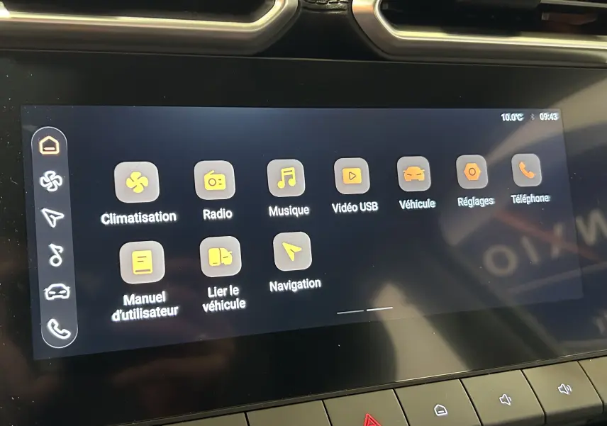 Écran tactile central du MG ZS Hybrid+ 2025 montrant les icônes de climatisation, radio, navigation et téléphone.