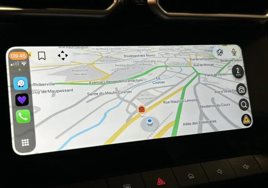 Écran tactile du GPS intégré dans le tableau de bord du MG ZS Hybrid+ 2025, affichant une carte routière détaillée.