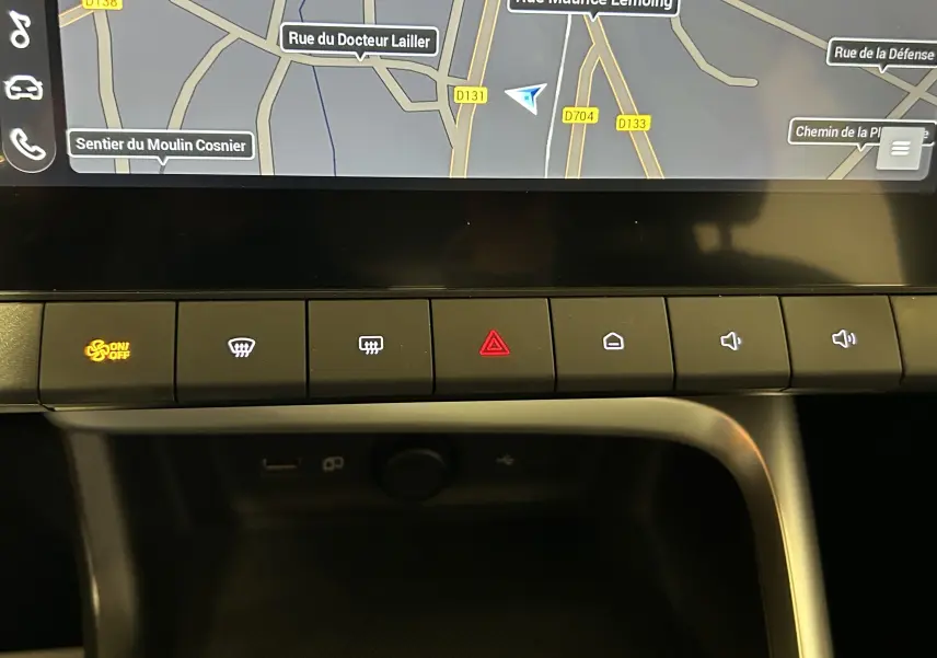 Détail du tableau de bord du MG ZS Hybrid+ 2025 montrant les boutons de commande sous l'écran GPS tactile.