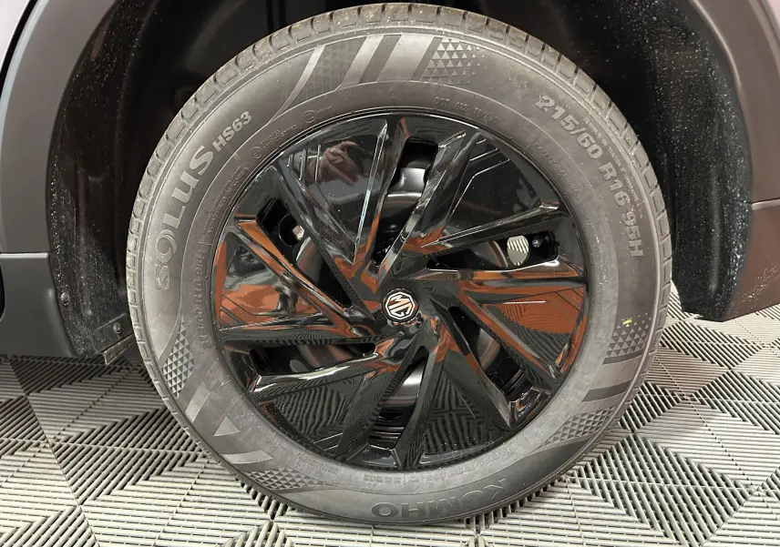 Gros plan sur la roue avant droite du MG ZS Hybrid+ 2025 avec jante noire brillante et pneu Kumho Solus.