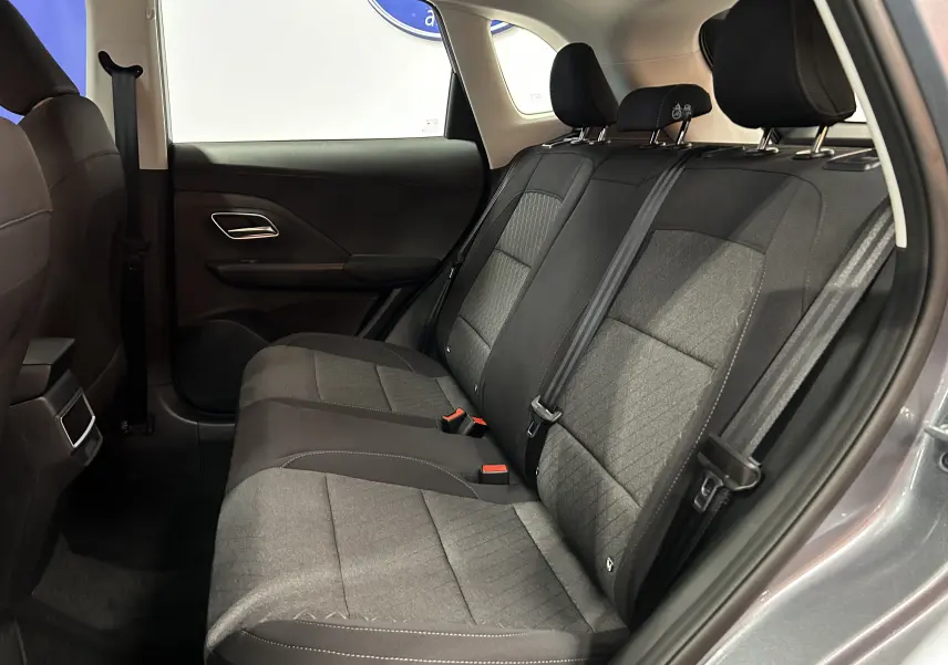 Vue latérale droite de l'habitacle arrière du MG ZS Hybrid+ 2025 avec sièges tissu gris et ceinture de sécurité noire.