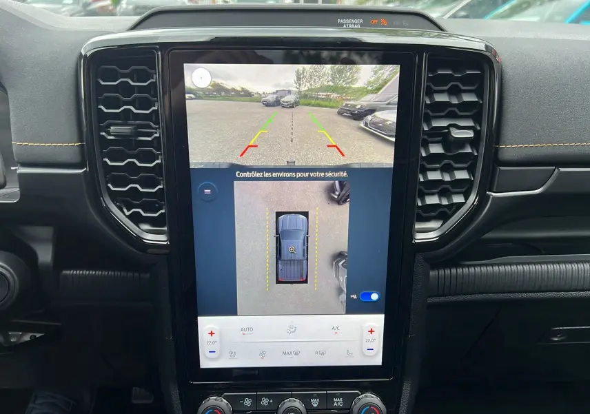 Vue rapprochée de l’écran central tactile du Ford Ranger gris Iconic 2025 affichant la caméra 360° et l’aide au stationnement.