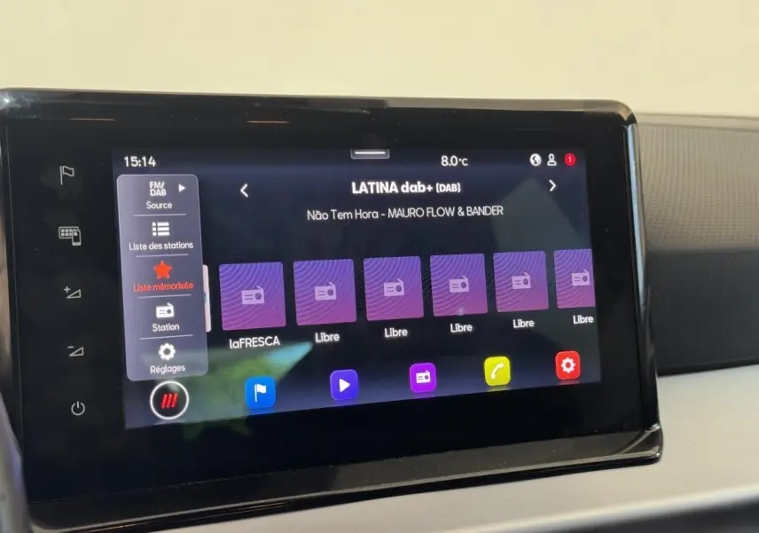 Écran tactile central affichant la radio DAB+ dans l'habitacle d'une SEAT Ibiza rouge, vue de face.