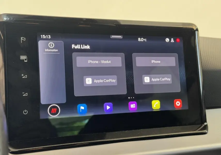 Écran tactile central de la SEAT Ibiza 1.0 TSI 110 FR 2024 affichant Apple CarPlay et informations de connexion.