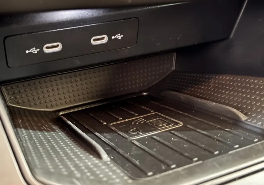 Gros plan sur la zone de recharge sans fil et ports USB-C dans l'habitacle de la SEAT IBIZA 2024.