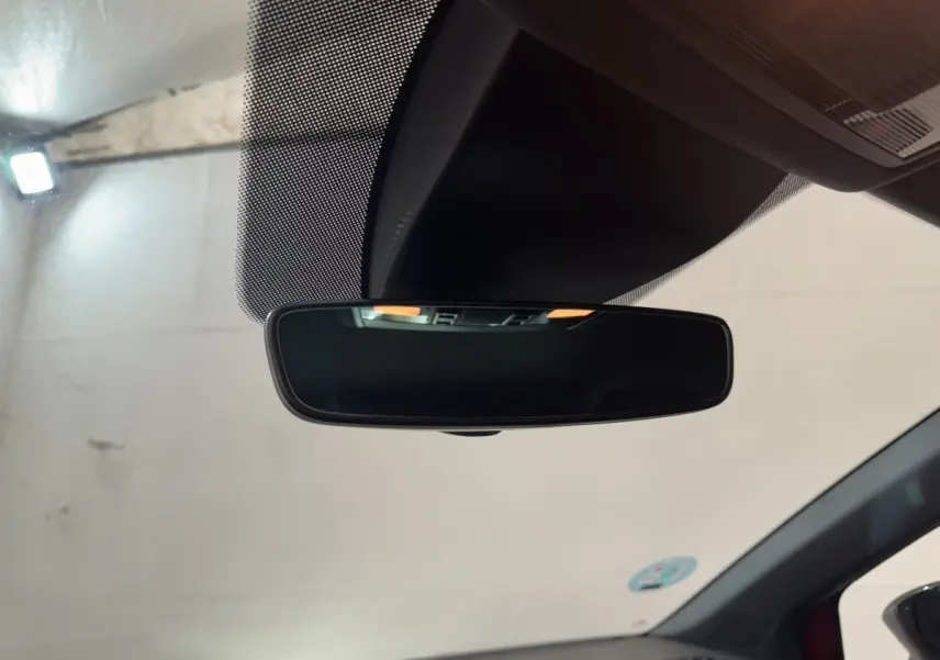 Vue intérieure centrée sur le rétroviseur intérieur d’une SEAT Ibiza 1.0 TSI 110 FR rouge de 2024.