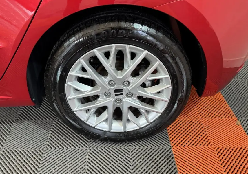 Gros plan sur la roue avant droite d’une SEAT Ibiza rouge 2024 avec jante alliage argentée et pneu Goodyear.