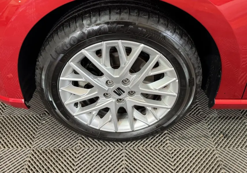 Gros plan sur la roue avant droite de la SEAT IBIZA 2024 rouge, avec jante alliage argentée et pneu Goodyear.