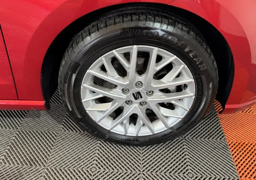 Gros plan sur la roue avant droite d’une SEAT Ibiza rouge 2024 avec jante alliage argentée et pneu Goodyear.