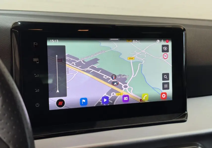 Écran tactile central affichant la navigation 3D du SEAT Ibiza 1.0 TSI 110 FR, vue intérieure proche du tableau de bord.