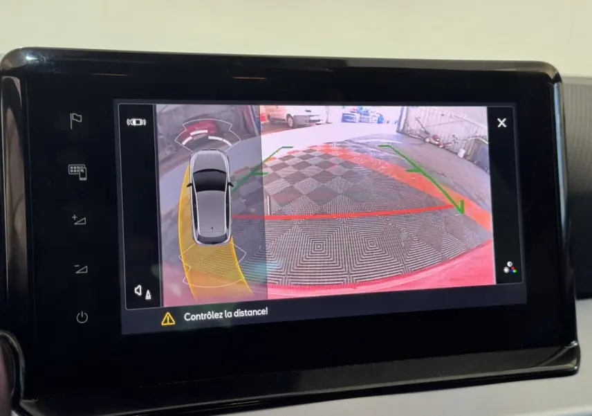 Écran tactile affichant la caméra de recul et les aides au stationnement du SEAT Ibiza rouge, vue intérieure.