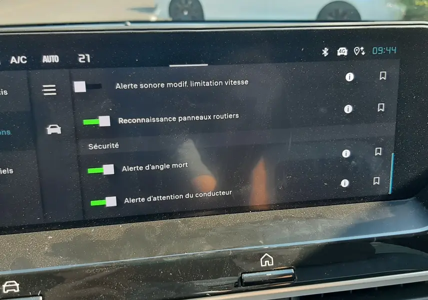 Vue latérale droite d'une Citroën C4 blanche Okenite 2025, avec jantes biton et lignes épurées visibles.