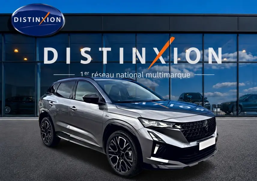 Renault Austral gris schiste en 3/4 avant droit, avec jantes noires et calandre noire distinctive esprit Alpine.