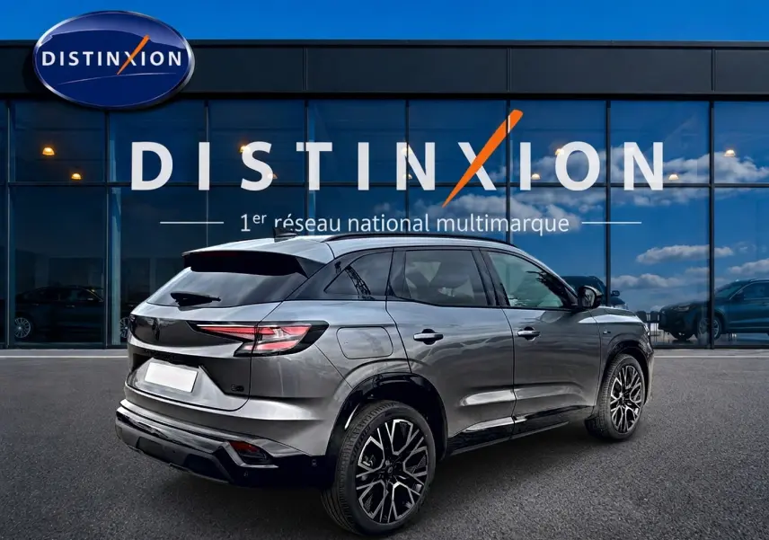 Renault Austral gris schiste en 3/4 arrière droit, avec jantes alu noires et feux arrière LED distinctifs.