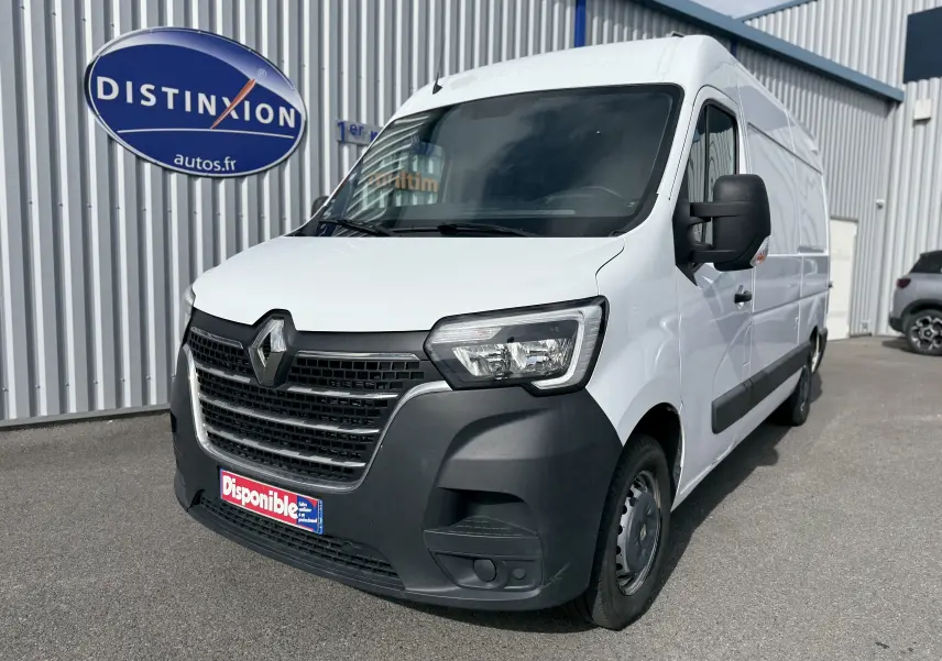 Renault Master blanc en 3/4 avant droit, utilitaire avec calandre noire et grand rétroviseur latéral.