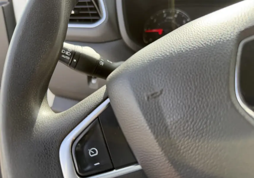 Gros plan sur le volant noir du Renault Master 2020 avec commandes intégrées et levier de clignotant visible.