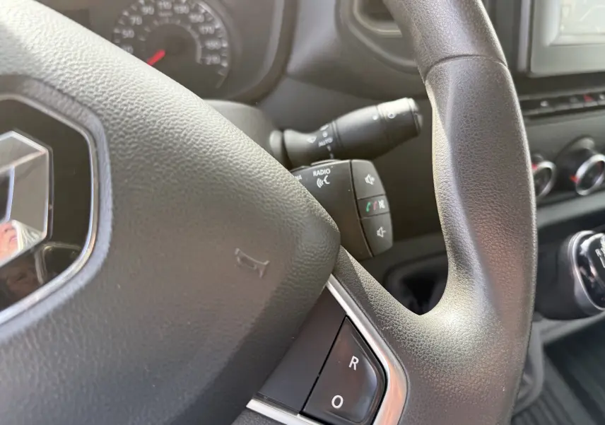 Gros plan sur le volant noir du Renault Master 2020 avec commandes radio intégrées et tableau de bord partiel visible.