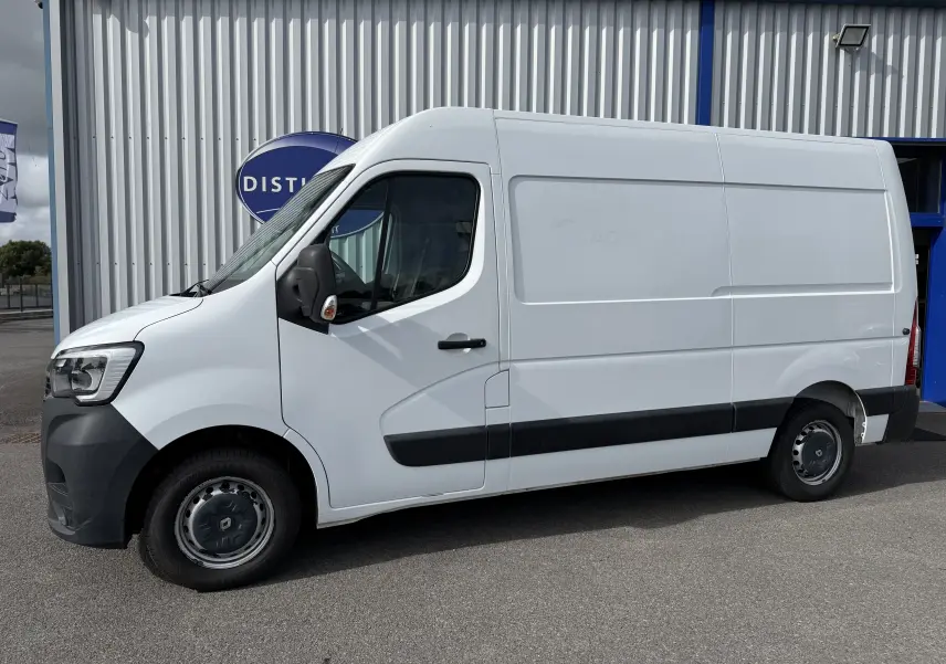 Renault Master blanc vu de profil côté gauche, fourgon utilitaire avec bande noire sur la carrosserie.