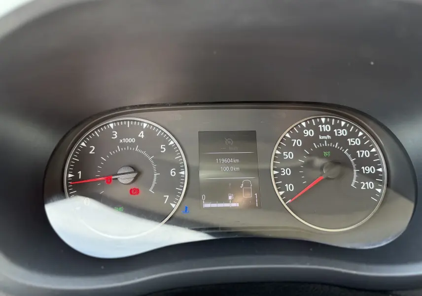 Vue rapprochée du tableau de bord du Renault Master blanc 2020, affichant compteurs et écran digital.