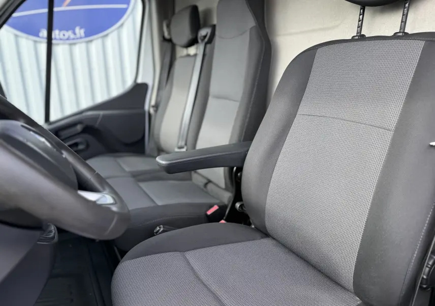 Intérieur du Renault Master 2020, vue côté conducteur montrant les sièges gris avec accoudoir et volant partiel.