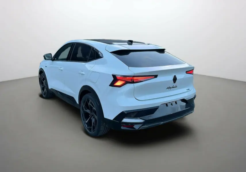 Vue 3/4 arrière droite d'un Renault Rafale blanc nacré avec toit noir et jantes alu noires de 21 pouces.