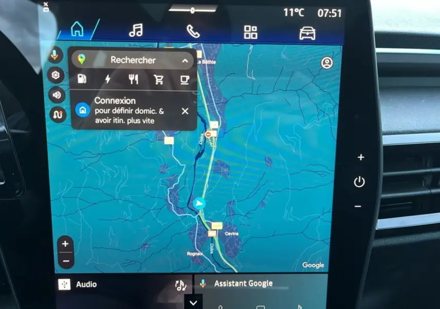Écran tactile central du tableau de bord du Renault Rafale 2025 affichant la navigation GPS en mode carte.