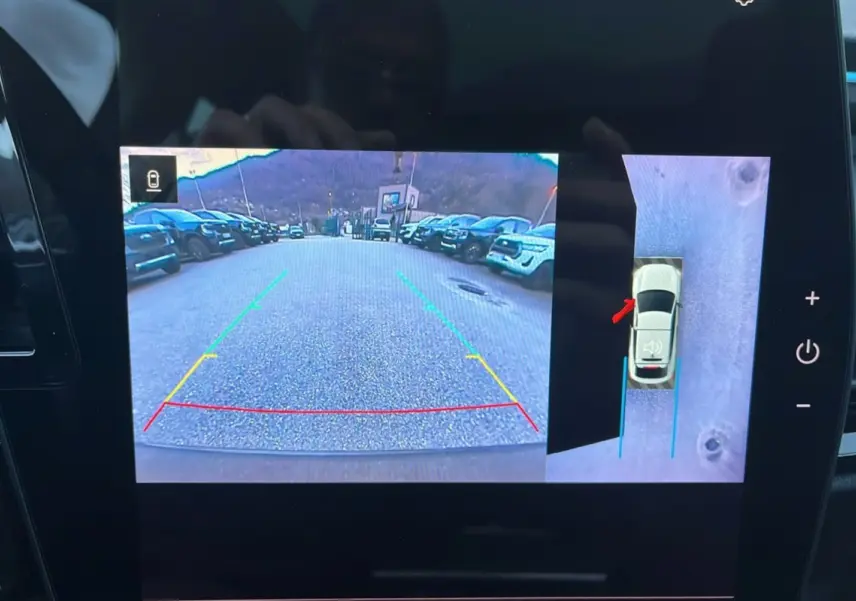 Affichage caméra 360° de recul du Renault Rafale blanc nacré avec toit noir, vue arrière et top-down du véhicule en stationnement.