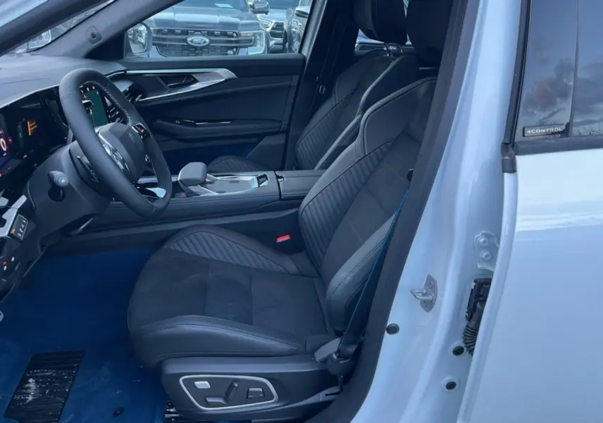 Vue intérieure côté gauche du Renault Rafale 4x4 300 blanc nacré, sièges sport semi-alcantara et volant cuir multifonctions.