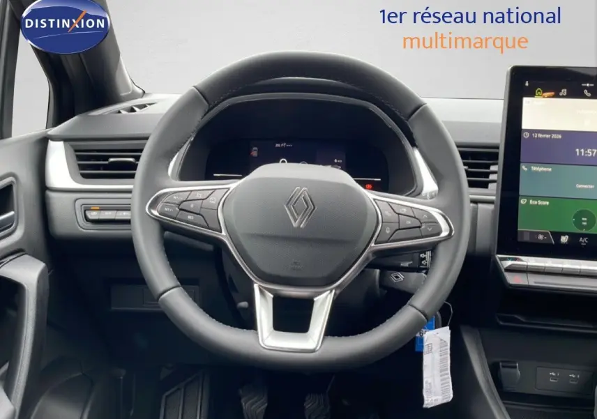 Vue intérieure centrée sur le volant noir du Renault Captur 2025 avec tableau de bord digital et écran tactile à droite.
