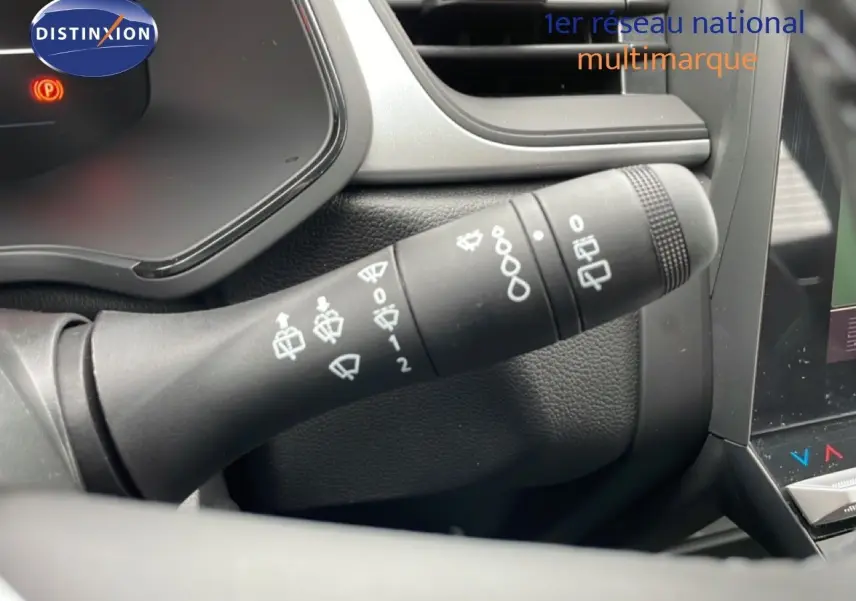 Gros plan sur la commande d’essuie-glace du Renault Captur 2025 noir étoile métal, intérieur moderne et écran tactile visible.